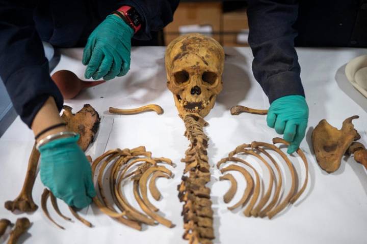 Hallan docena de restos humanos de hace 2.300 años
