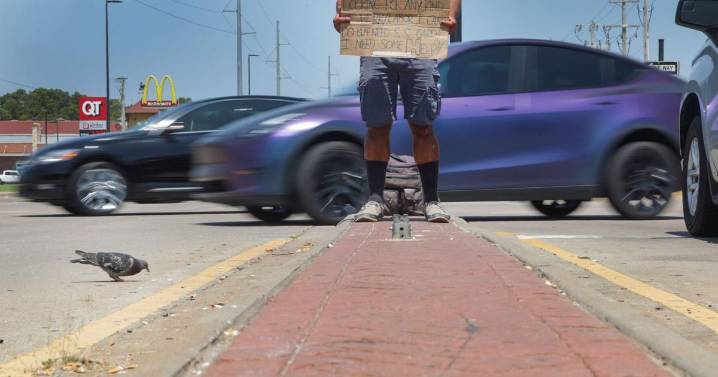 Nichols signs ordinance limiting access to sidewalks and medians, but urges changes