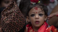 Una niña de 2 años es entronizada en Nepal como la nueva "diosa viviente"