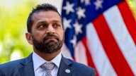 Tres exmiembros del FBI demandan a Patel, alegando que cedió a la campaña de represalias de Trump