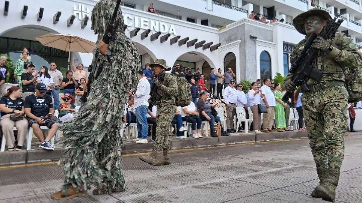El malecón de Mazatlán vibra con el desfile cívico-militar por la Independencia de México