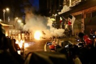 Arrojan petardos a policías en marcha por Ayotzinapa