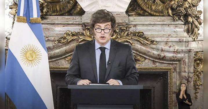Milei anuncia aumento de presupuesto en jubilaciones, salud y educación tras derrota electoral en Argentina