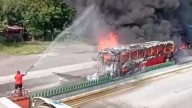 Fuego Consume Autobús y Tráiler Tras Chocar en la Autopista Córdoba