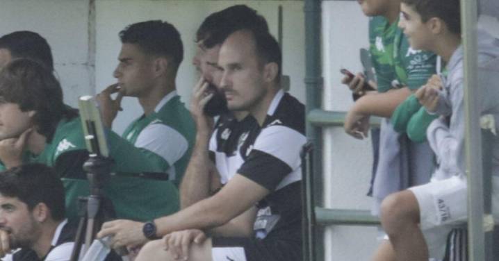 Luis Vilachá, segundo entrenador del Arenteiro, llegó y besó el santo