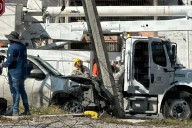 Suburban choca contra poste de electricidad en las Aztecas
