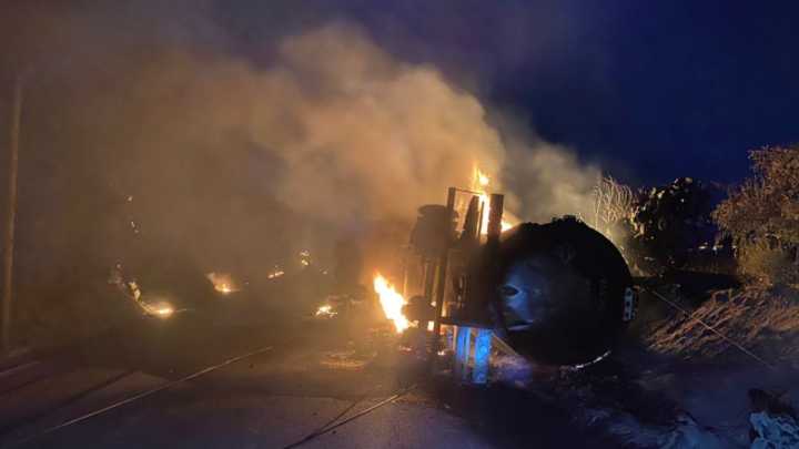 Una Pipa con Material Peligroso Volcó y se Incendió en la Autopista Puebla