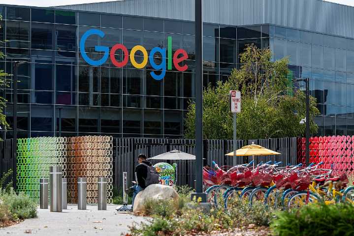 Alphabet’s AI Strength Fuels Biggest Quarterly Jump Since 2005