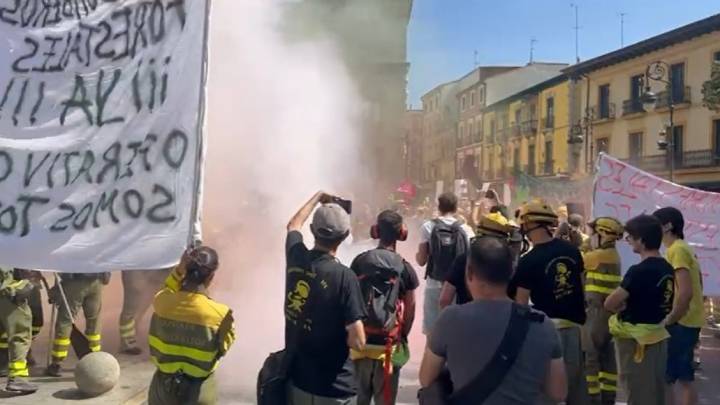 Cientos de personas respaldan a los bomberos forestales en León y exigen a la Junta un operativo contra los incendios público y profesional