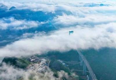 China inaugura el puente más alto del mundo; une un cañón en sólo 2 minutos