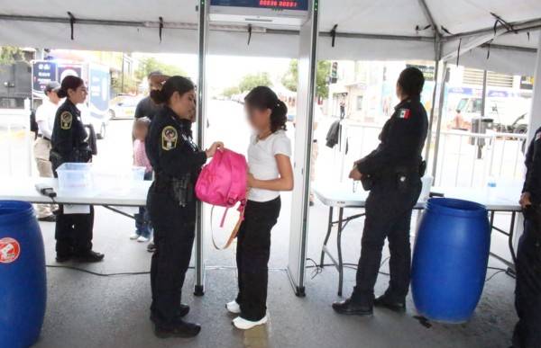 No se salvan de la esculcada policiaca ni niños en El Grito