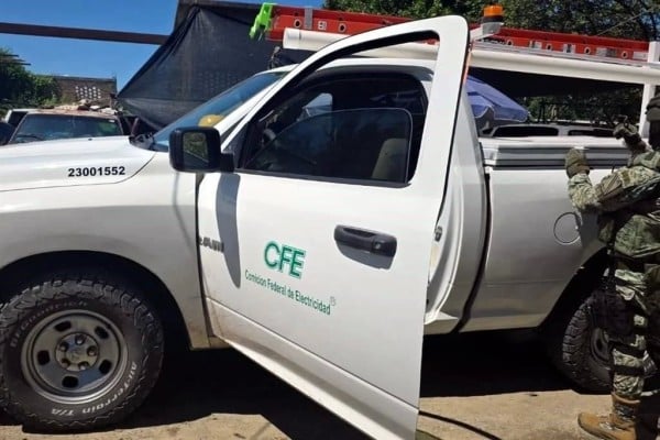 Hallan camioneta clonada de CFE con droga en Sinaloa