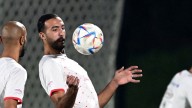 Insólito: futbolista es expulsado y al abandonar el campo le regala su camiseta a un hincha, pero luego se la pide de vuelta tras reversión del VAR