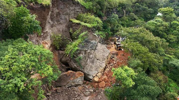 Inician trabajos para liberar carretera Ixtapan-Coaotepec Harinas tras derrumbe