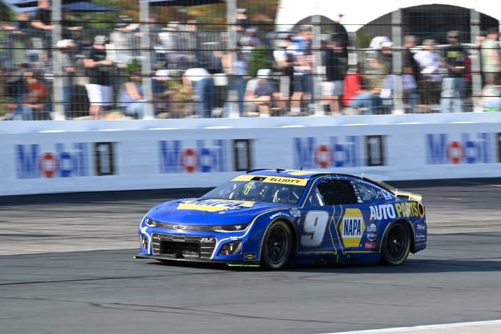 Deadspin | Chase Elliott bangs past Denny Hamlin for Hollywood Casino 400