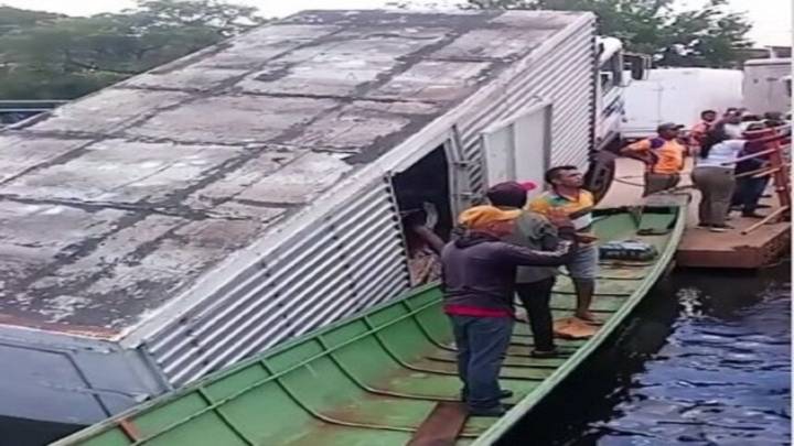 Camión cae al río Portuguesa tras intentar cruzar la chalana