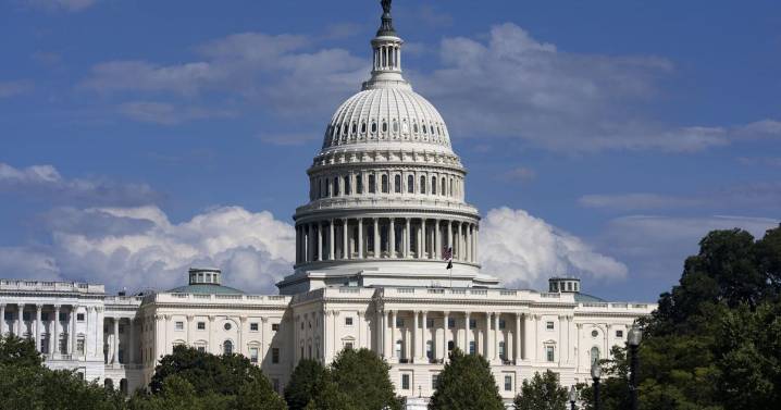 Left and right are joining forces to ban lawmakers from trading stock