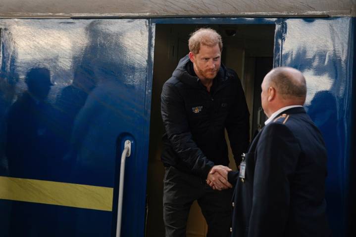 Prince Harry makes surprise visit to Ukraine in support of wounded troops