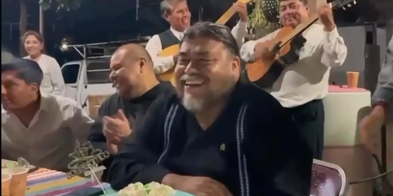 VIDEO: Mofas de Flavio Sosa a la prensa al celebrar su cumpleaños