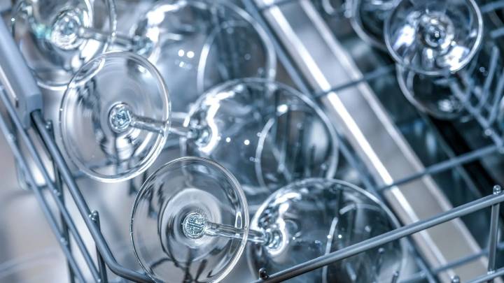 Cómo utilizar el lavavajillas de forma eficiente: así puedes ahorrar en la factura de luz y agua
