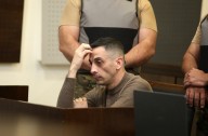 Conmovido, el policía juzgado por matar a su pareja mantuvo la teoría de un accidente y se viene el veredicto