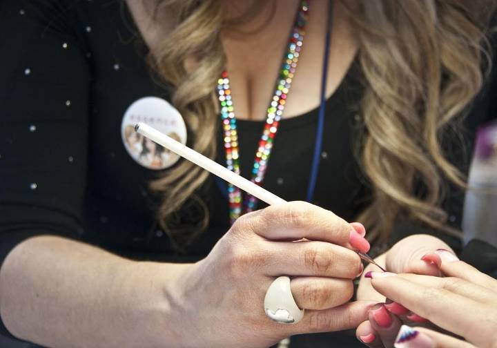 La UE prohíbe dos sustancias tóxicas en esmaltes y geles de uñas por riesgo de cáncer y problemas de fertilidad