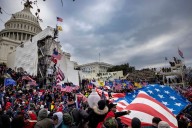 Trump apunta a otro exdirector del FBI acusándolo de infiltrar agentes en asalto Capitolio