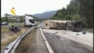 El vuelco de un camión con una carga de áridos corta la Autovía del Cantábrico a la altura de Caravia