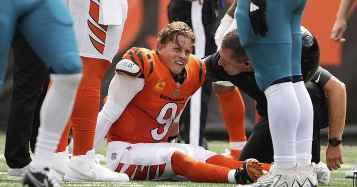 Bengals QB Joe Burrow leaves game with left ankle injury during 2nd quarter against Jaguars