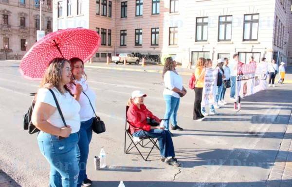 No nos iremos hasta que nos atiendan: maestros en protesta