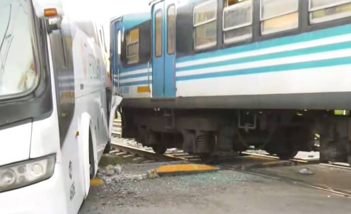 Un tren de la línea Roca chocó contra un micro en Ezeiza: al menos 12 heridos