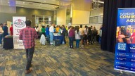 Cientos de personas de la comunidad participaron de la feria de trabajo de otoño