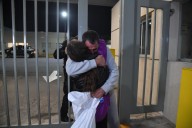 “¡Luciana!”, “¡Marcos!”, “¡Mario!”. Así fue la llegada de los argentinos deportados por el gobierno de Trump: ropa gris, abrazos y lágrimas