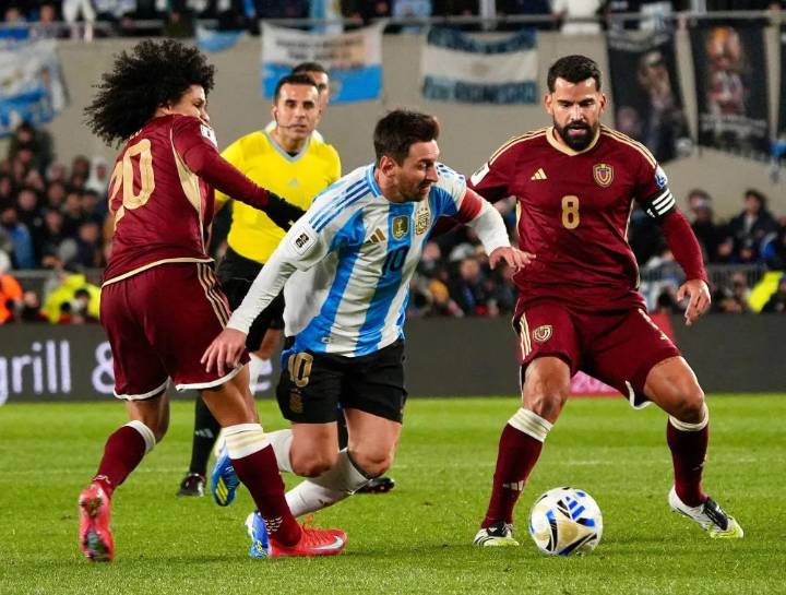 Con un golazo de Lionel Messi Argentina derrota 1 a 0 a Venezuela al término del primer tiempo