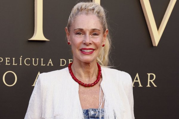 Los labios rojos de Belén Rueda demuestran el poder de este tono para rejuvenecer el rostro a los 60 y a los 30