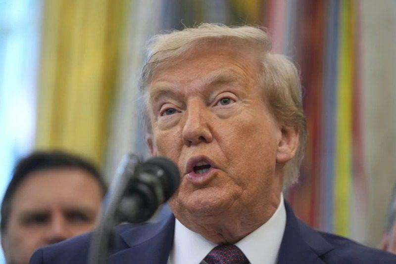 ¡Impactante! Trump anuncia la destrucción de un barco cargado de drogas en operativos del Caribe (+Video)