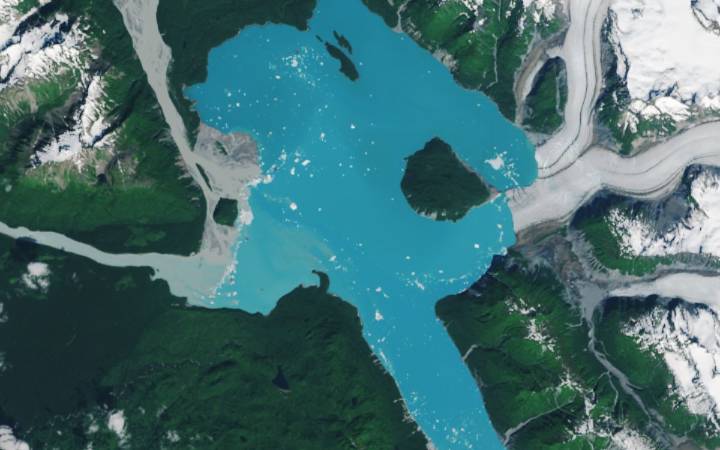 El retroceso glaciar crea una nueva isla en Alaska