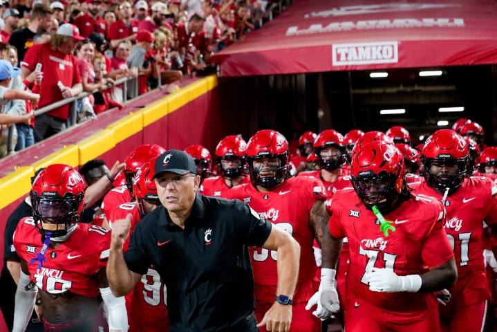 Deadspin | Cincinnati stuns Kansas late as teams combine for 1,200 yards of offense