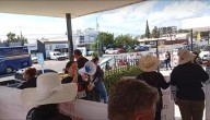 Afectados por el crematorio "Plenitud" se manifiestan a las afueras de la Coespris y la FGE