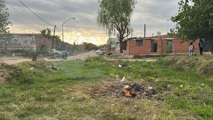 "Estamos abandonados": vecinos de Los Hornos piden intervención en una obra que nunca terminó