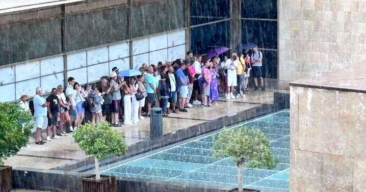 «Refúgiate en plantas altas o puntos elevados»: el mensaje del Ayuntamiento de Valencia ante la alerta roja por lluvias