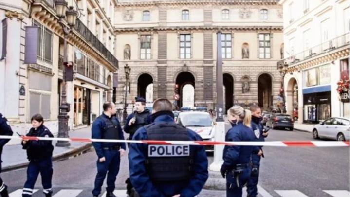 Vehículo embiste a peatones en Francia; un muerto y tres heridos
