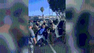 Agentes detienen a personas fuera de Home Depot en Hollywood