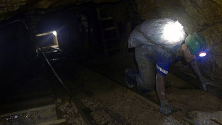 Rescatan con vida a 23 mineros atrapados en yacimiento de oro en Colombia