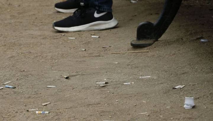Botar colillas de cigarro, no recoger los desechos de mascotas, orinar: Ñuñoa endurece sanciones por incivilidades