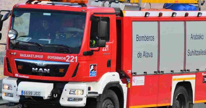Muere un joven y otros dos resultan heridos graves al volcar su vehículo en Okondo (Álava)
