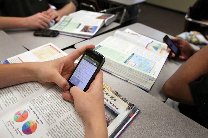 Prohíben el uso de celulares en escuelas primarias de la Provincia