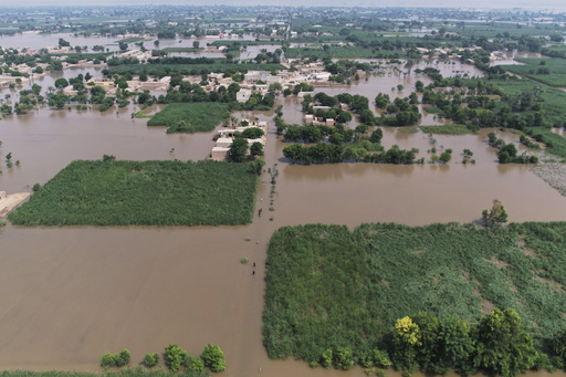Las evacuaciones masivas por inundaciones en Punjab alcanzan 300.000 tras alertas de India