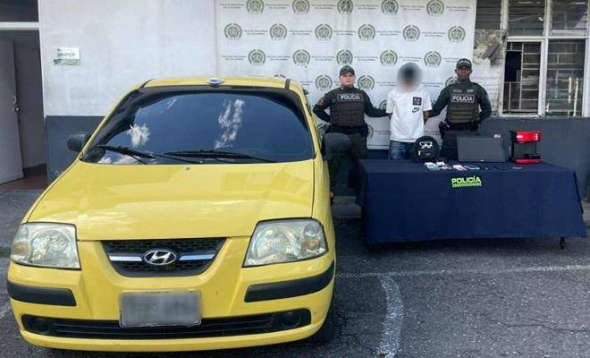 Con persecución en tiempo real cogieron a tres ladrones en Medellín: uno llevaba celulares y oro en un taxi