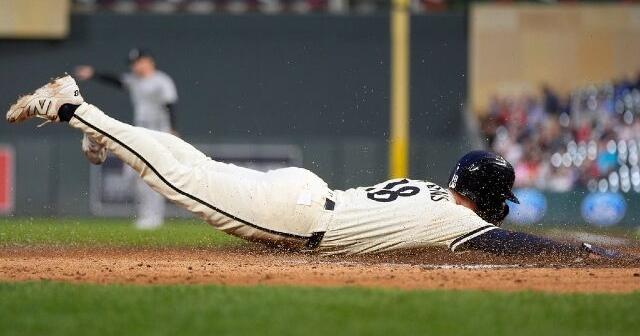 Benintendi's two-HR, four-hit day propels White Sox past Twins